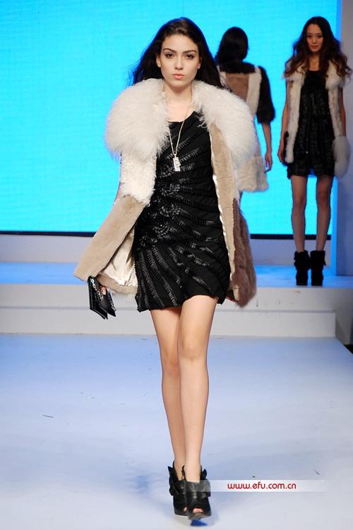 在6月13号的海宁中国皮革时尚周上,著名的皮革服装品牌斯纬尔 swell