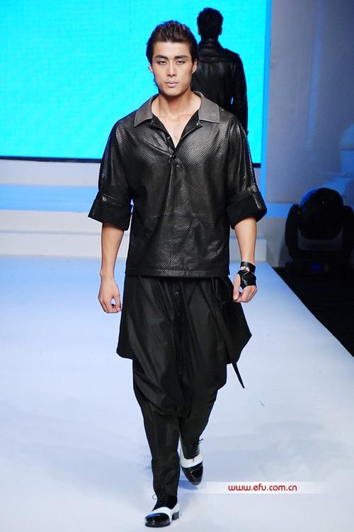 在6月12号的海宁中国皮革时尚周上,著名的皮革服装品牌沃拉菲尔 vara